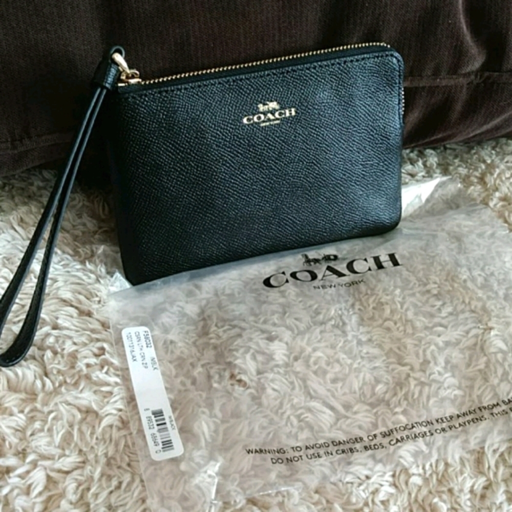NWT Coach Black Pebbled Leather Wristlet - Picture 1 of 8